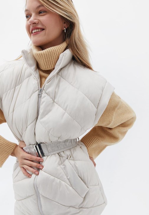 Kemer Detaylı Yelek ve Kazak Kombini