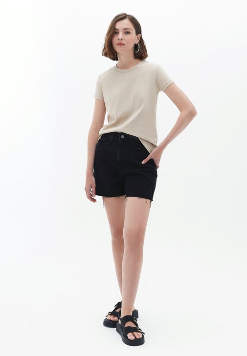 Pamuklu Tişört ve Denim Şort Kombini