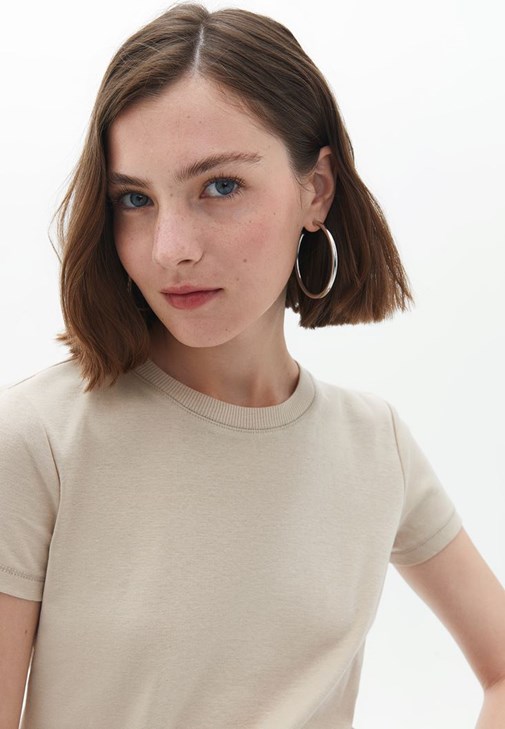 Pamuklu Tişört ve Denim Şort Kombini