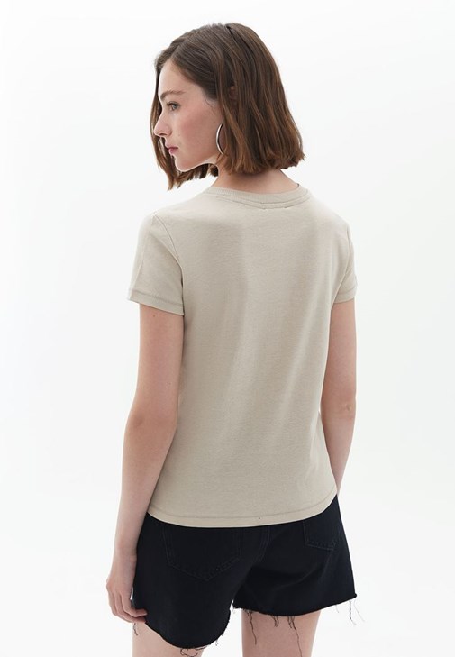 Pamuklu Tişört ve Denim Şort Kombini