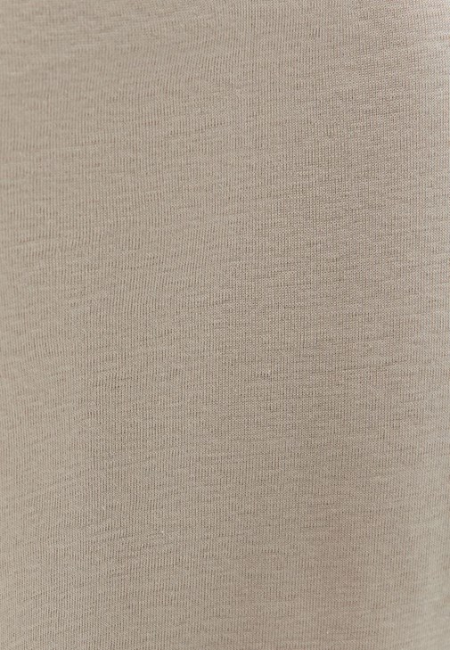 Pamuklu Tişört ve Denim Şort Kombini