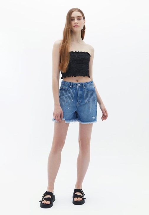 Taş Detaylı Şort ve Crop Top Kombini