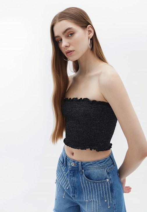 Taş Detaylı Şort ve Crop Top Kombini
