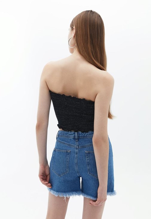 Taş Detaylı Şort ve Crop Top Kombini