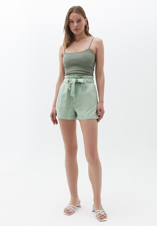 Yüksek Bel Şort ve Pamuklu Atlet Kombini