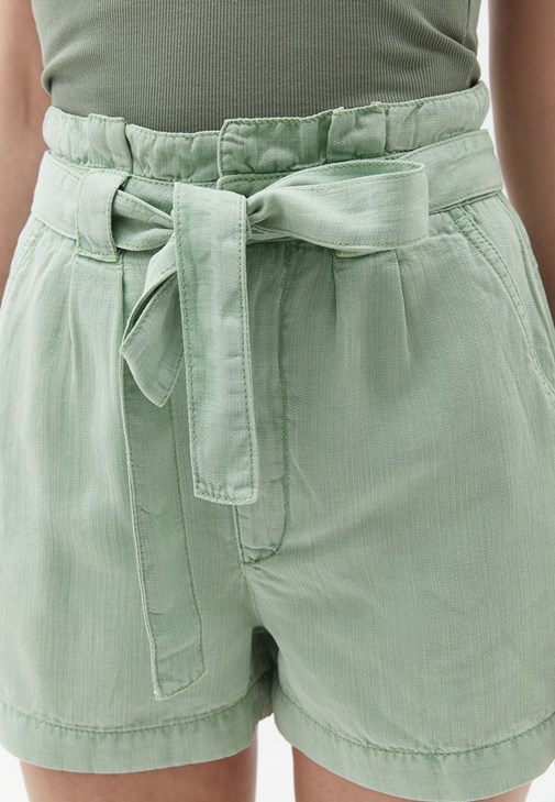 Yüksek Bel Şort ve Pamuklu Atlet Kombini