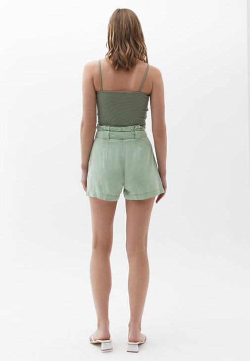 Yüksek Bel Şort ve Pamuklu Atlet Kombini