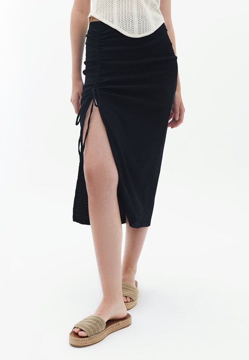 Yırtmaçlı Midi Etek ve Ajurlu Atlet Kombini