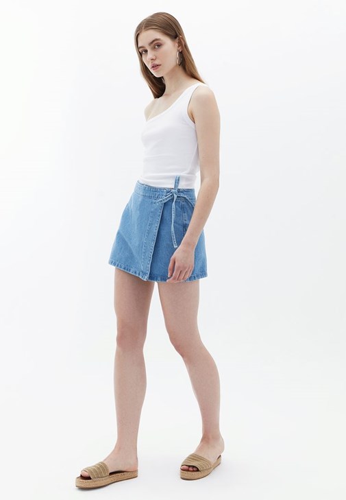 Bot Yaka Kazak ve Şort Etek Kombini