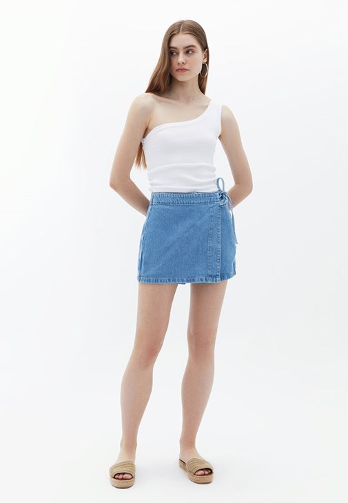 Bot Yaka Kazak ve Şort Etek Kombini