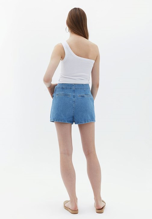 Bot Yaka Kazak ve Şort Etek Kombini