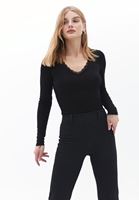 Bayan Siyah Dantelli V Yaka Bluz