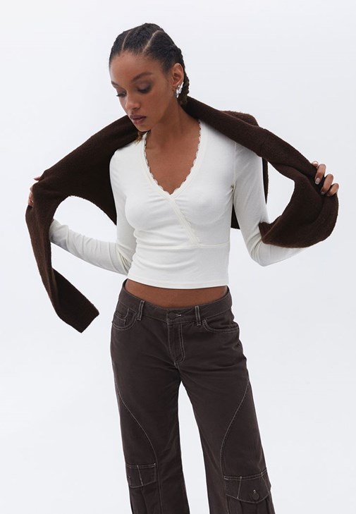  Dantel Detaylı Crop Tişört