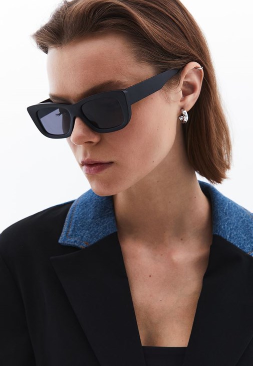 Siyah Çerçeveli Güneş Gözlüğü