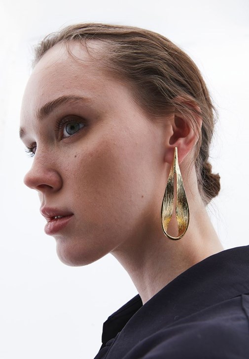 Altın Sallantılı Küpe