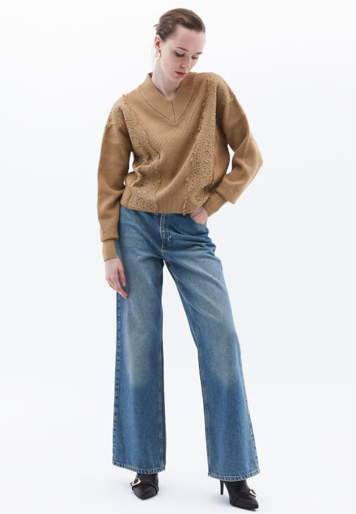 Dantel Detaylı Kazak ve Denim Kombini