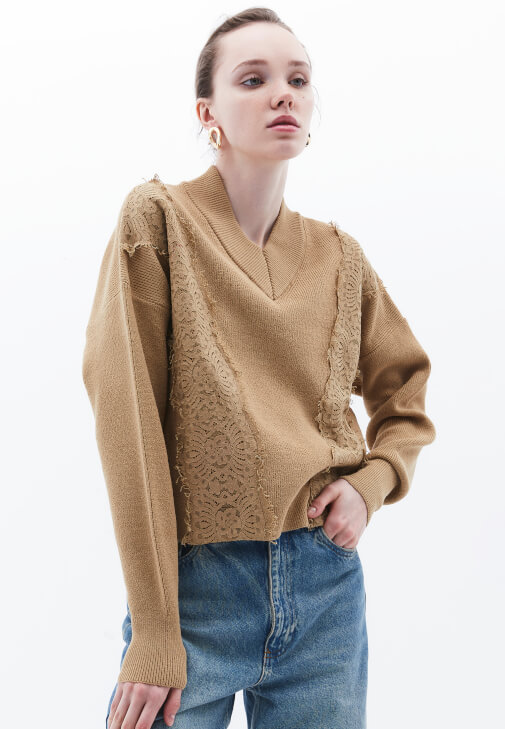 Dantel Detaylı Kazak ve Denim Kombini