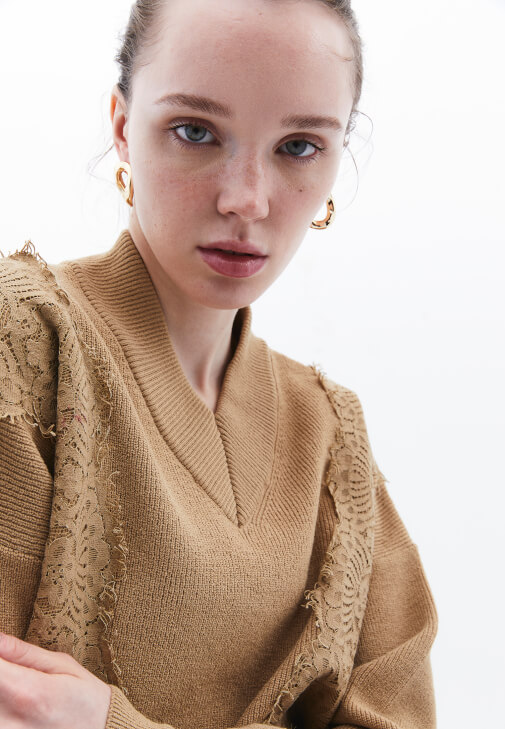 Dantel Detaylı Kazak ve Denim Kombini