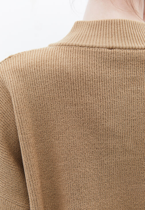 Dantel Detaylı Kazak ve Denim Kombini