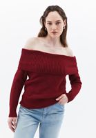 Kayık Yaka Kazak ve Wide-Leg Pantolon Kombini