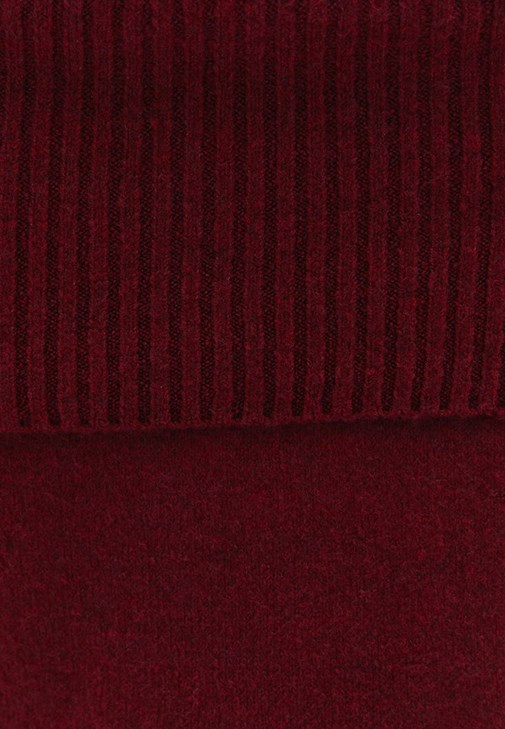 Kayık Yaka Kazak ve Wide-Leg Pantolon Kombini