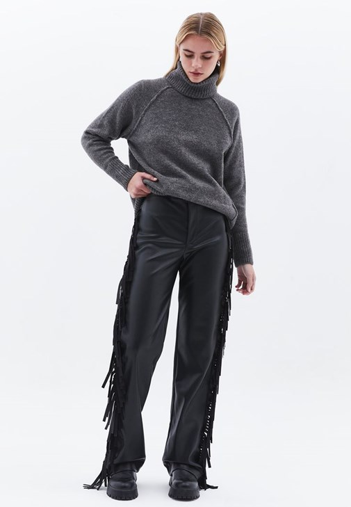 Balıkçı Yaka Kazak ve Deri Pantolon Kombini