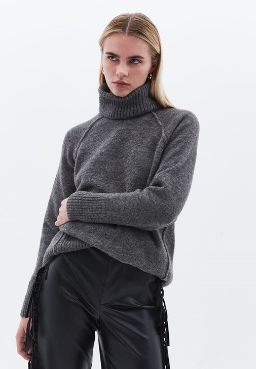 Balıkçı Yaka Kazak ve Deri Pantolon Kombini