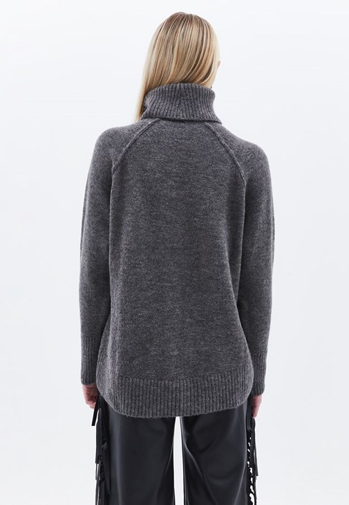 Balıkçı Yaka Kazak ve Deri Pantolon Kombini