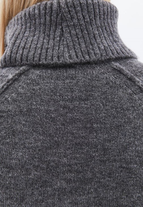 Balıkçı Yaka Kazak ve Deri Pantolon Kombini