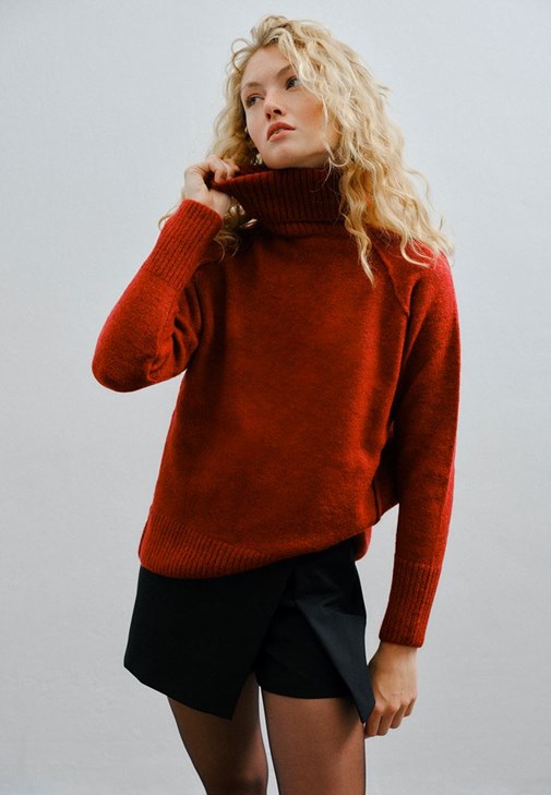 Yün Kazak ve Wide-Leg Pantolon Kombini