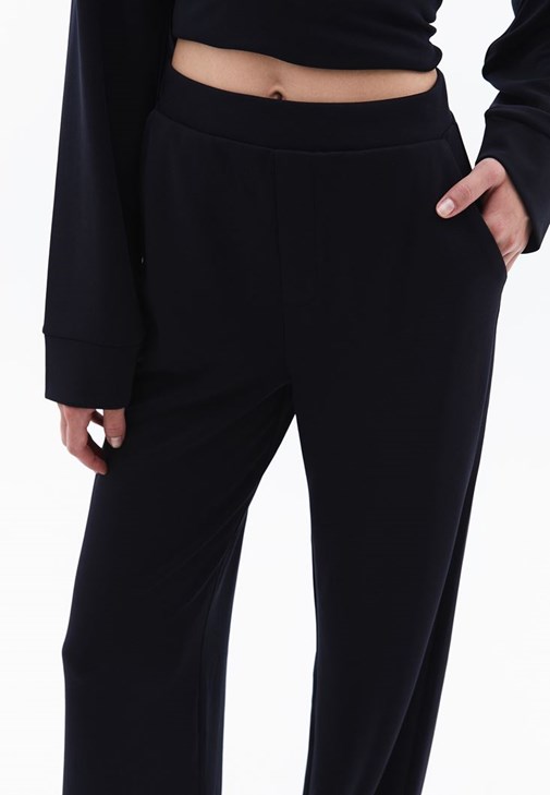 Sıfır Yaka Crop Sweatshirt ve Pantolon Kombini