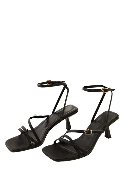  Toka Detaylı Topuklu Ayakkabı