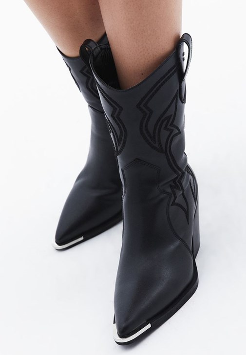 Pamuklu U Yaka Atlet ve Pile Detaylı Etek Kombini