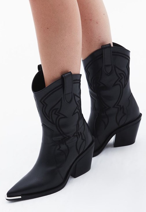 Pamuklu U Yaka Atlet ve Pile Detaylı Etek Kombini