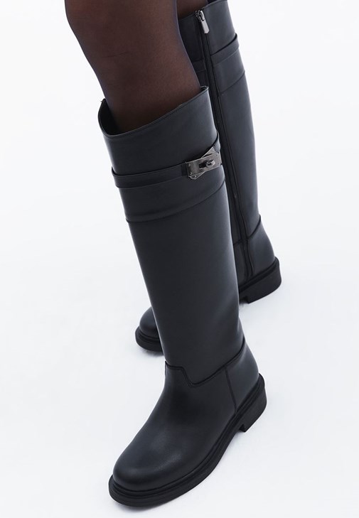 Siyah Toka Detaylı Uzun Çizme
