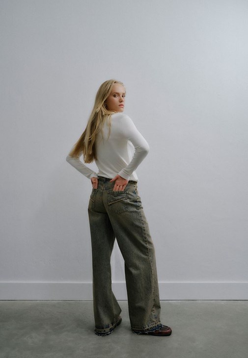  Loose-Fit Yıkamalı Denim Pantolon