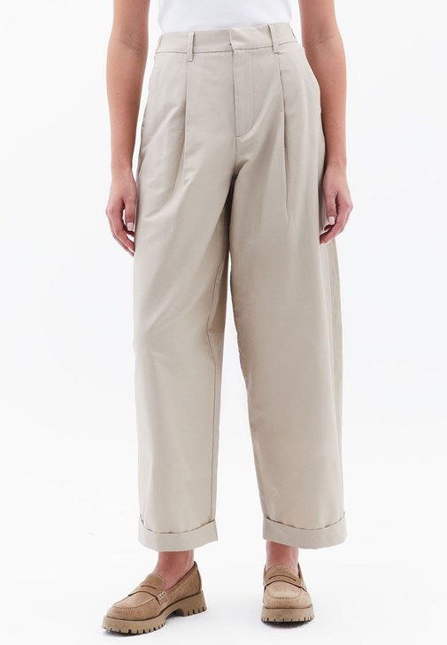 Balon Pantolon ve Kare Yaka Atlet Kombini