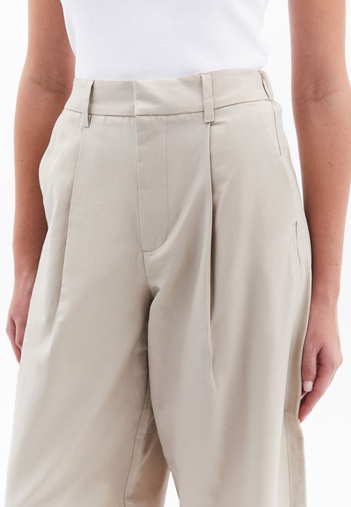 Balon Pantolon ve Kare Yaka Atlet Kombini