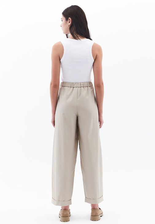 Balon Pantolon ve Kare Yaka Atlet Kombini