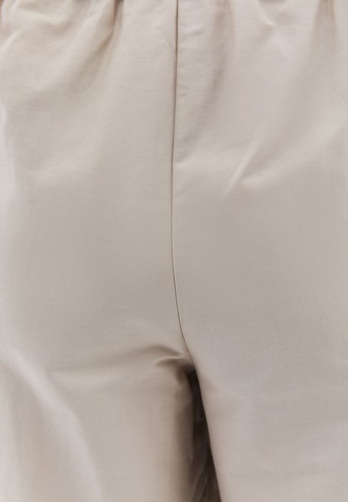 Balon Pantolon ve Kare Yaka Atlet Kombini