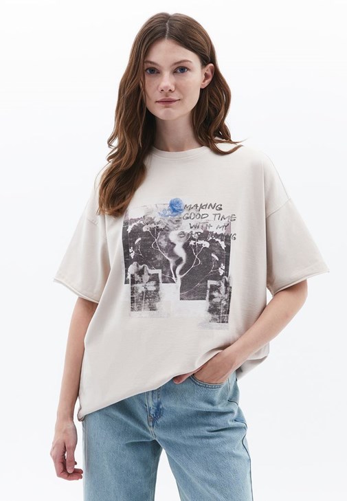 Oversize Tişört ve Denim Kombini