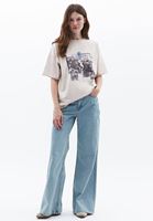 Oversize Tişört ve Denim Kombini