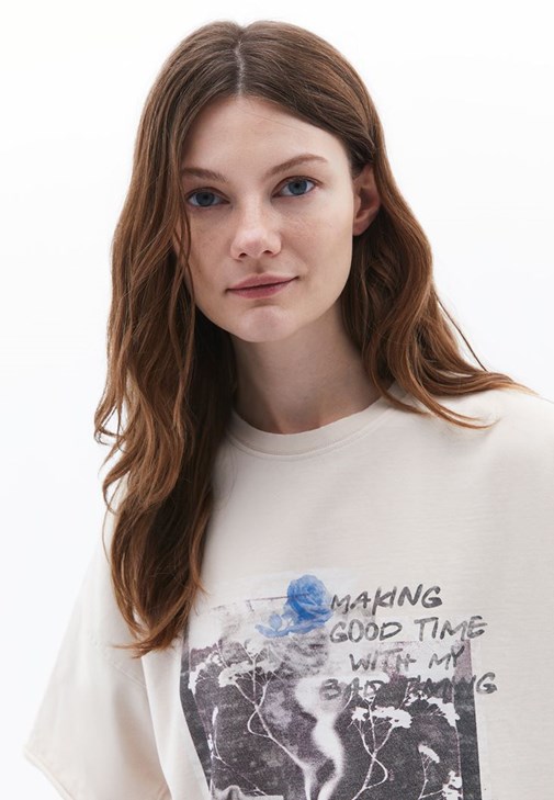 Oversize Tişört ve Denim Kombini