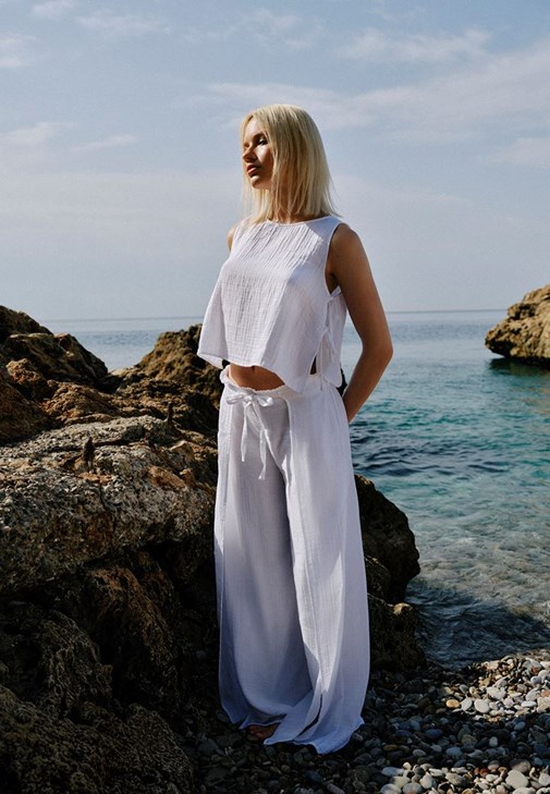 Beyaz Yırtmaç Detaylı Wide-Leg Pantolon