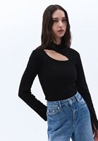 Yüksek Yaka Cut-Out Detaylı Tişört