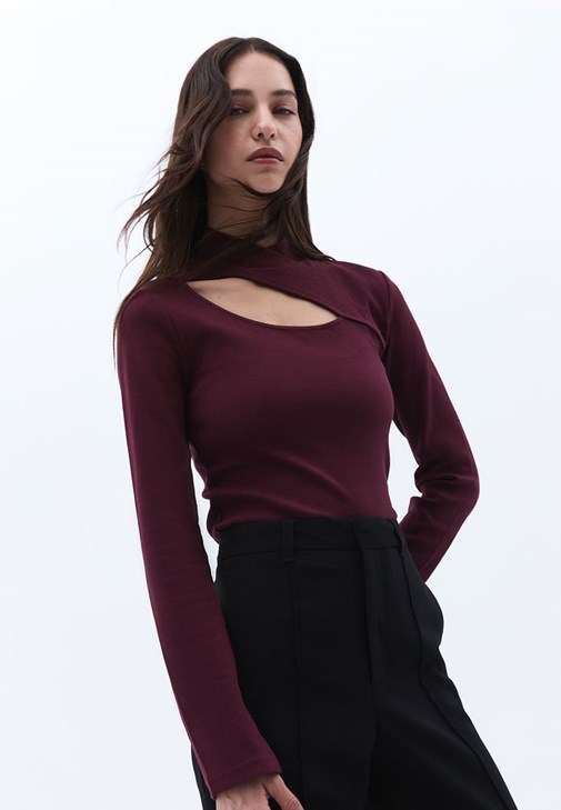 Yüksek Yaka Tişört ve Bootcut Pantolon Kombini