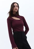 Yüksek Yaka Tişört ve Bootcut Pantolon Kombini