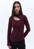 Yüksek Yaka Tişört ve Bootcut Pantolon Kombini