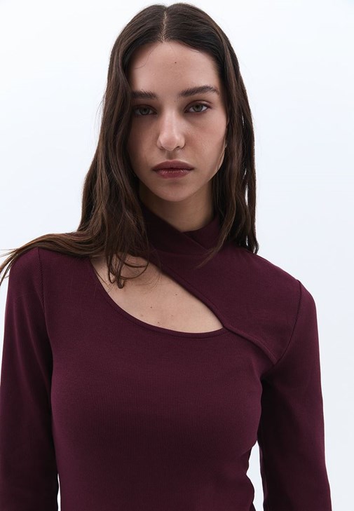 Yüksek Yaka Tişört ve Bootcut Pantolon Kombini