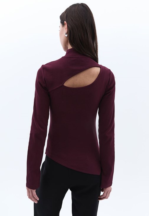 Yüksek Yaka Tişört ve Bootcut Pantolon Kombini